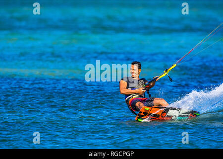 Kitesurfer an der Sunshine Coast zieht einige akrobatische Bewegungen im türkisblauen Wasser in Queensland, Australien Stockfoto