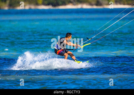 Kitesurfer an der Sunshine Coast zieht einige akrobatische Bewegungen im türkisblauen Wasser in Queensland, Australien Stockfoto