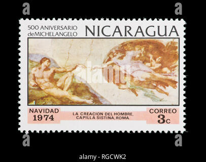 Briefmarke aus Nicaragua, Michelangelos "Erschaffung des Adam", ausgestellt für Weihnachten und zum 500. Jahrestag der Geburt von Michelangelo. Stockfoto