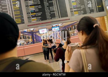 Singapur - ca. August 2016: Frau für phot in Singapur Changi Airport Terminal 2 Abfahrt Halle posieren. Changi Airport ist einer der großen Stockfoto
