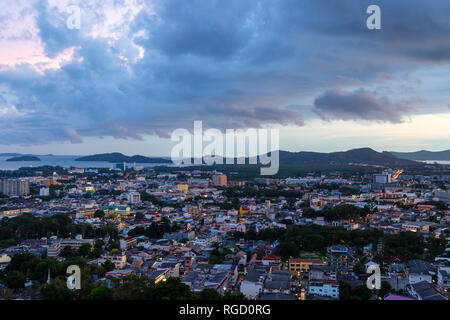 Blick auf die Stadt Phuket bei Sonnenuntergang Dämmerung aus der Sicht im Khao Rang Hill auf der Insel Phuket, Thailand. Stockfoto