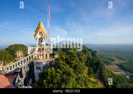 Die Tiger Cave Tempel oder Wat Tham Suea ist ein buddhistischer Tempel in der Nähe von Krabi Stadt Krabi, Thailand. Ein heiliger Ort, ist es für die Tiger Paw Prints in bekannt Stockfoto