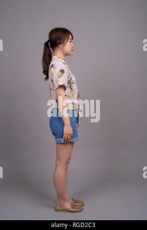 In voller Länge Porträt der schöne junge asiatische Frau, Stockfoto