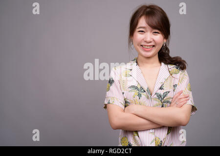 Porträt der jungen schönen asiatischen touristische Frau in Studio Stockfoto