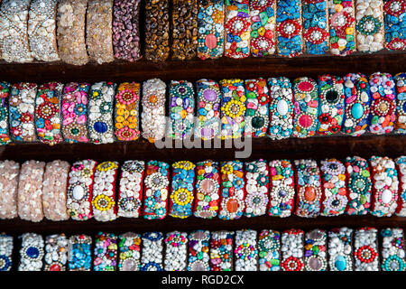 Eine Anordnung von handgemachten Schmuck bei Chatuchak Weekend Market in Bangkok, Thailand. Schmuck oder Schmuck besteht aus kleinen dekorativen Elementen getragen Stockfoto