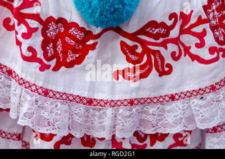 Details der typische Panamaschen Kleid bekannt als pollera. Das Muster ist alles Handarbeit mit verschiedenen Sticktechniken Stockfoto