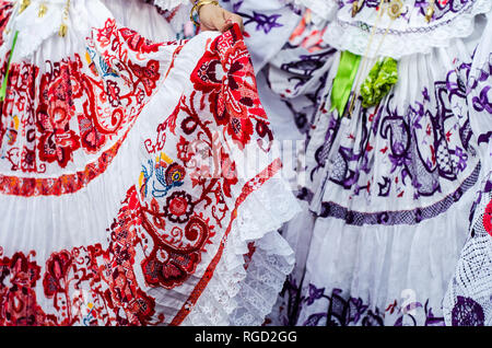 Details der typische Panamaschen Kleid bekannt als pollera. Das Muster ist alles Handarbeit mit verschiedenen Sticktechniken. Stockfoto