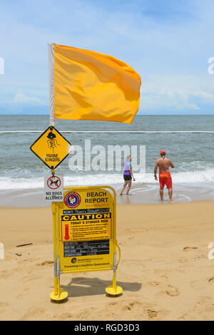 Gelbe Flagge und Strand Bericht Warnung über Marine stingers am Trinity Beach, Cairns Northern Beaches, Far North Queensland, FNQ, QLD, Australien Stockfoto