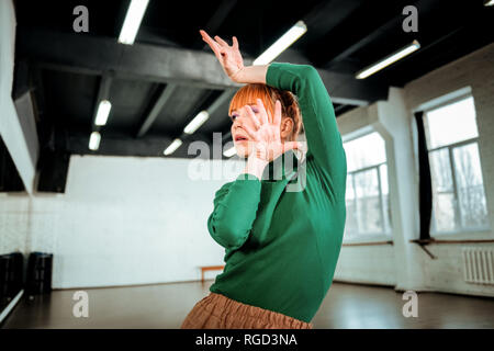 Rothaarige professioneller Choreograf mit Haar bun Bereit für Leistung Stockfoto