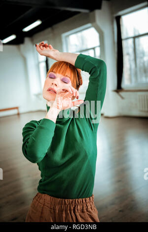 Rothaarige professioneller Choreograf mit Haar bun Gefühl der harmonischen Stockfoto