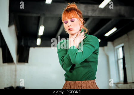 Rothaarige professioneller Choreograf mit Haar bun Gefühl dramatische Stockfoto