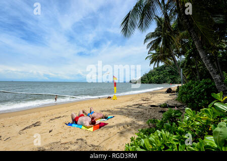 Zwei Männer beim Sonnenbaden am Strand, Trinity Beach, Cairns Northern Beaches, Far North Queensland, FNQ, QLD, Australien Stockfoto