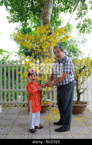 Großvater und Enkel glücklich Geld am ersten Tag der vietnamesischen Neujahrsfest Tet Stockfoto