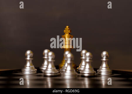 Schach, Konfrontation zwischen Figuren, Sieg und Niederlage Stockfoto