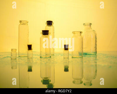 Wenige transparente Flaschen, Wasser spritzt. Leere Glasflaschen Stockfoto