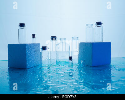 Wenige transparente Flaschen, Wasser spritzt. Leere Glasflaschen Stockfoto