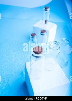 Wenige transparente Flaschen, Wasser spritzt. Leere Glasflaschen Stockfoto