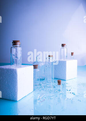 Wenige transparente Flaschen, Wasser spritzt. Leere Glasflaschen Stockfoto