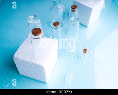 Wenige transparente Flaschen, Wasser spritzt. Leere Glasflaschen Stockfoto