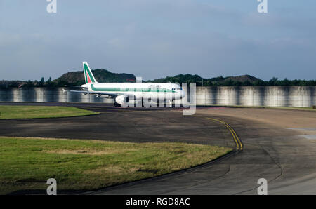 LONDON, UK, 12. Juni 2018: Der AlItalia Airbus A 321-100, genannt Domenico Colapietro, Anklopfen aus vom Londoner Flughafen Heathrow auf einer sonnigen su zu nehmen Stockfoto