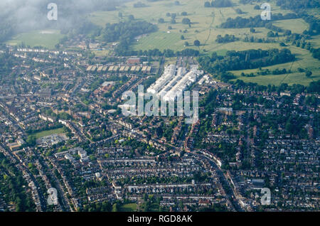 Luftaufnahme von Teddington, Middlesex im Londoner Stadtteil Richmond Upon Thames in West London. Die langen, weißen Gebäude ist das National Physical L Stockfoto