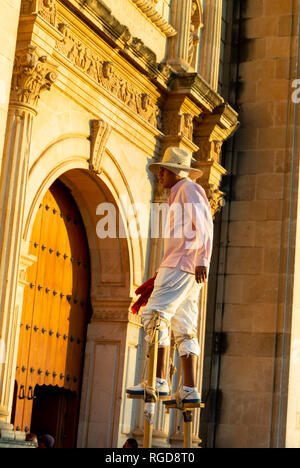 Lokaler Mann gehen auf Stelzen, Oaxaca, Mexiko Stockfoto
