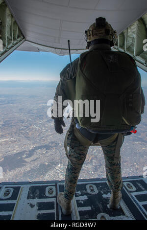 Ein US-Marine mit 3 Reconnaissance Bataillon, 3rd Marine Division steht am Rande des Cargo Rampe vor der Durchführung den freien Fall Fallschirm Ausbildung während Yokota Fallschirm Operations bei Yokota Air Base, Japan, Jan. 17, 2019. Die Yokota Fallschirm Bedienung entworfen wird, die Marines die Gelegenheit, ihre Fähigkeiten mit statischen und freien Fall Fallschirmspringen zu verfeinern, zu ermöglichen. (U.S. Marine Corps Foto von Sgt. Timothy Valero) Stockfoto