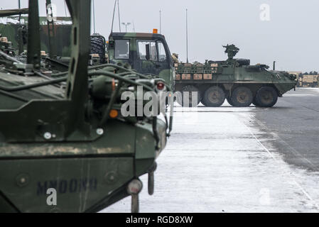 Soldaten zum ersten Geschwader zugewiesen, zweite Reiterregiment aus Vilseck, Deutschland, pflegen ihre Fahrzeuge auf dem Truppenübungsplatz Baumholder motor Pool, Lager Aulenbach, Baumholder, Deutschland onJanuary 25, 2019. Am 24. Januar die Einheit bedeckt hatte 450 Kilometer in einer Straße März von Vilseck in Baumholder (U.S. Armee Foto von Erich Backes). Stockfoto