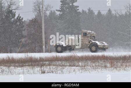 Soldaten am Fort McCoy für Training betreiben eine Armee auf dem Fahrzeug montierten MINENRÄUMGERÄTS (simr) Husky Fahrzeug 23.01.2019, In der Schnee auf der cantonment Bereich am Fort McCoy, Wis eine simr Husky ist ein Fahrzeug mit Allradantrieb konzipiert für Mine-blast Schutz und schnelle Feld der Reparaturfähigkeit mit den Red Pack von Ersatz, dass Reisen mit der simr. Diese Fahrzeuge sind aus schwerem Metall und sind darauf ausgelegt, Knalle von detonationen, wie die von Improvised Explosive Devices, um zu überleben. (U.S. Armee Foto von Scott T. Sturkol, Public Affairs Office, Fort McCoy, Wis.) Stockfoto