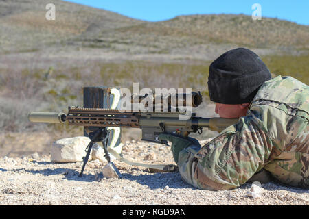 MCGREGOR Ausbildung komplexer, Fort Bliss, Texas - eine Infanterie Soldat zusammen mit 15 weiteren Soldaten zu Alpha Company, 4-17 Infanterie Bataillon, 1 Stryker Brigade Combat Team, 1st Armored Division, Brände runden die Palette mit der neu entwickelten Squad Designated Marksman Rifle (SDM-R), 31.01.25. Feedback von den Infanteristen unterstützen Programm Executive Office Soldat (PEO Soldat), eine Armee zu Feld und Ausrüstung für Soldaten entwickeln Durch die Koordinierung und die Zusammenarbeit mit Army Combat Arms Einheiten, Daten zu sammeln und die Korrekturen an den SDM-R, Weapon System verwendet und Stockfoto