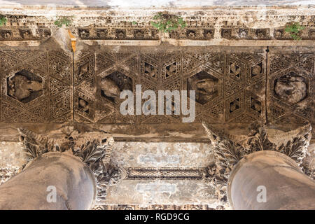 Korinthische Säulen und kunstvollen Steinbildhauerei in Bacchus Tempel, römische Ruinen, Heliopolis Baalbek, Libanon Stockfoto