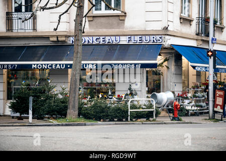 Straßburg, Frankreich - 13 Dez 2018: Monceau Fleurs Blumen Blumen in Neudorf auf der Rue de Bale Straße mit Autos und Fußgänger Stockfoto