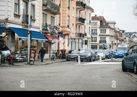 Straßburg, Frankreich - 13 Dez 2018: Französische Monceau Fleurs Blumen Blumen in Neudorf auf der Rue de Bale Straße mit Autos und Fußgänger Stockfoto