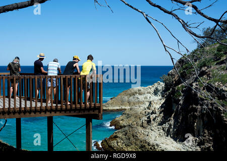 Menschen an einem Aussichtspunkt nördlich an der Schlucht, Point Lookout, North Stradbroke Island, Queensland, Australien Stockfoto