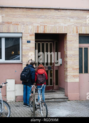 Straßburg, Frankreich - Dec 14, 2018: Junge Kinder in der Nähe von 74 Rue de Lazareth der Ort, an dem ein Tag vor cherif Chekatt islamischen Staat Straßburg Terrorist von der Polizei getötet worden war. Stockfoto