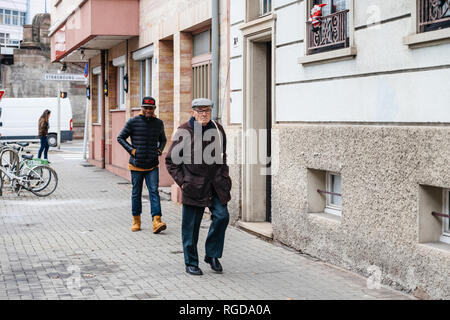 Straßburg, Frankreich - Dec 14, 2018: Fußgänger zu Fuß in der Nähe von 74 Rue de Lazareth der Ort, an dem ein Tag vor cherif Chekatt islamischen Staat Straßburg Terrorist von der Polizei getötet worden war. Stockfoto