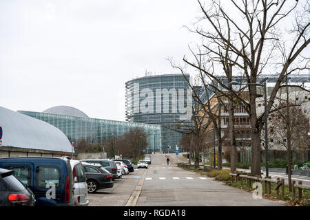 Straßburg, Frankreich - Dec 14, 2018: Ansicht der Gebäude des Europäischen Parlaments von der Rue Pierre de Coubertin mit parkenden Autos und Fußgänger Stockfoto