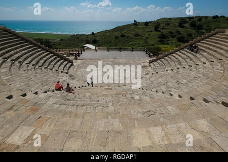 Ein großes Amphitheater mit Blick auf das Meer an der alten Römischen in Kourion, Zypern ruinieren. Stockfoto