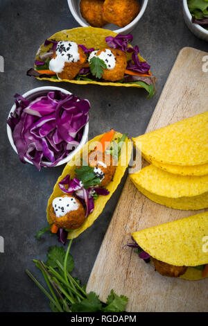 Süßkartoffel Falafel in taco Shells, mit Rotkohl, Salat, Karotten, Joghurt Sauce und schwarzem Sesam Stockfoto