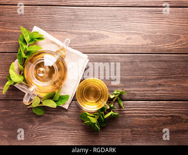 Eine Tasse heißen Tee mit Minze auf einem dunklen Hintergrund. Das Konzept der gesunden Ernährung. Platz kopieren Stockfoto