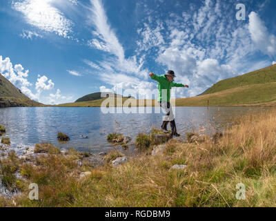 Italien, Lombardei, Wanderer am Lakeside springen Stockfoto