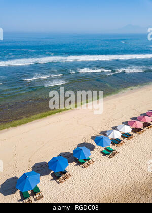 Indonesien, Bali, Luftaufnahme von Balangan Beach, Sonnenliegen und Sonnenschirmen Stockfoto