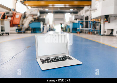 Laptop mit leerer Bildschirm in der Werkhalle Stockfoto