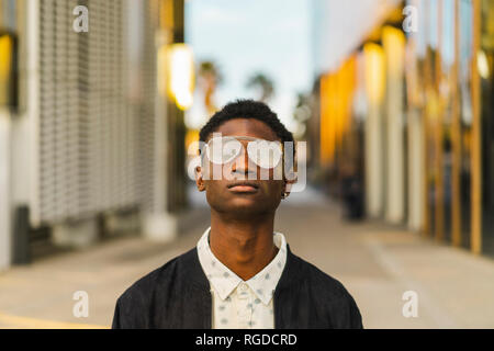 Porträt einer jungen Schwarzen, das Tragen einer Brille Stockfoto