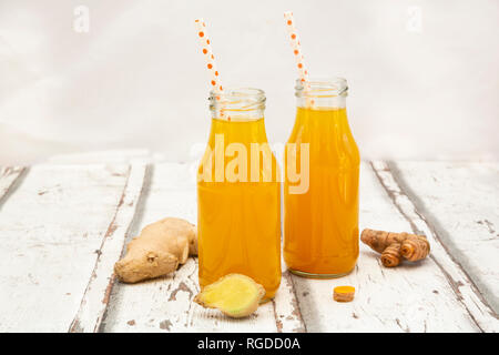 Mit Orange und Ingwer Kurkuma auf weißem Holz Stockfoto