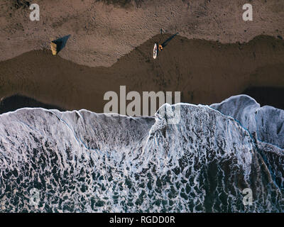 Indonesien, Bali, Luftaufnahme von Surfer am Strand Balian Stockfoto