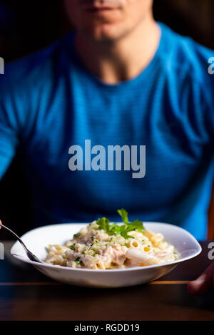 Close-up des Athleten essen Pasta Stockfoto