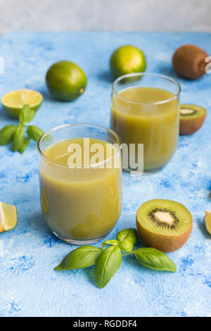 Gläser kiwi Limettensaft Stockfoto