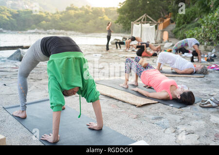 Mexiko, Mismaloya, Yoga Klasse bei Ocean Front Stockfoto