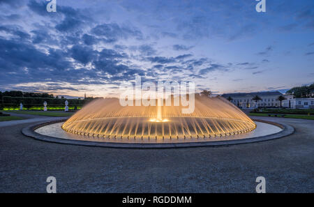 Deutschland, Niedersachsen, Hannover Herrenhaeuser Gaerten, Brunnen der Parterre am Abend Stockfoto